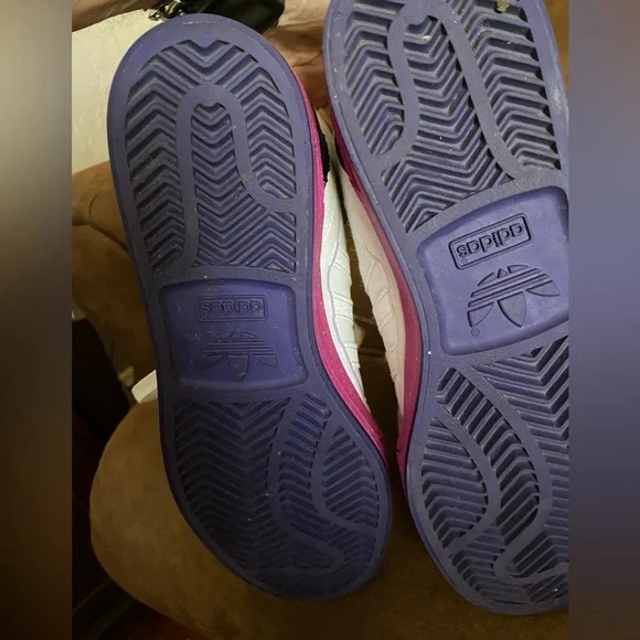 Adidas size men’s 9 in a 9/10 shape ! Men or women can wear them. - Picture 7 of 13